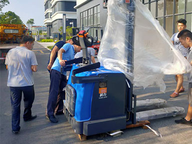 科力電動(dòng)堆高車進(jìn)行裝卸、堆高、堆垛和短距離運(yùn)輸作業(yè)